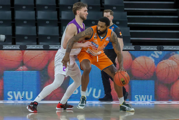 型中后卫的 型中后卫的